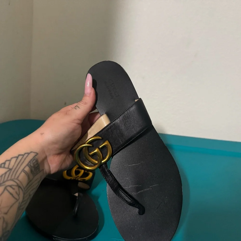 Gucci Black Sandals with Gold Logo - Picture 3 of 5